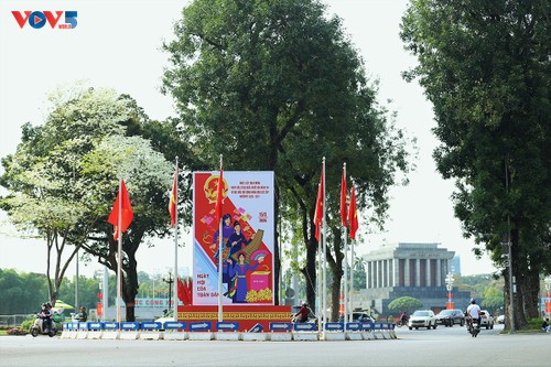 Hanoi adorned with flags and flowers to celebrate Election Day - ảnh 1