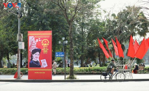 Hanoi adorned with flags and flowers to celebrate Election Day - ảnh 2