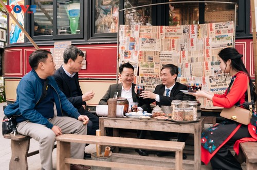 ‘전차 노선 6번’을 통해 재현된 배급제 시기 하노이의 공간 - ảnh 3