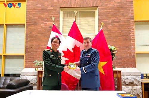 Vietnam y Canadá firman un programa de cooperación en el ámbito del mantenimiento de la paz de la ONU - ảnh 1