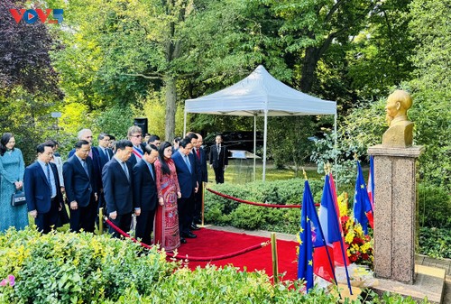 El Primer Ministro de Vietnam rinde homenaje a Ho Chi Minh en Montreuil, Francia - ảnh 1