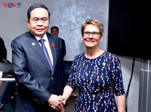 El presidente del Parlamento vietnamita se reúne con líderes legislativos de Canadá y Cuba - ảnh 1