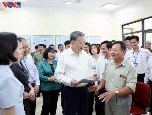 Líder partidista supervisa el funcionamiento del modelo de gobierno local de dos niveles en Hanói - ảnh 1