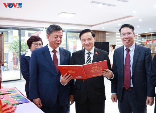 Presentan​libro “80 años de la Asamblea Nacional de Vietnam: Huellas históricas” - ảnh 2
