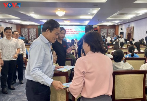 Ciudad Ho Chi Minh entrega regalos de Tet a trabajadores en situación vulnerable - ảnh 1