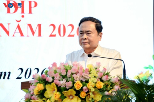 Presidente del Parlamento de Vietnam entrega regalos del Tet a beneficiarias de políticas del Estado en Can Tho - ảnh 1