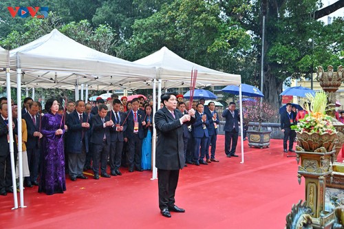 Presidente de Vietnam ofrenda inciensos con motivo del programa “Primavera de la Patria” 2026 - ảnh 1