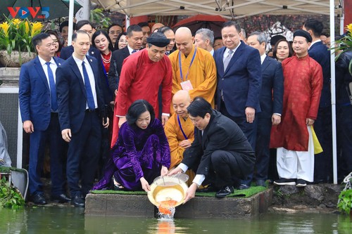 Presidente de Vietnam ofrenda inciensos con motivo del programa “Primavera de la Patria” 2026 - ảnh 3