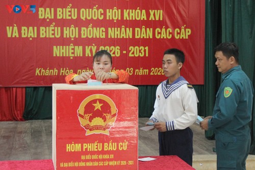 Celebran votaciones anticipadas en islas remotas de Vietnam - ảnh 2
