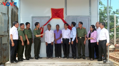 กระทรวงรักษาความมั่นคงทั่วไปมอบที่อยู่อาศัย 1,200 หลังให้แก่คนจนในจังหวัดซอกจัง - ảnh 1