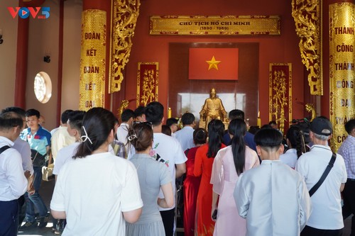 ชุมชนชาวเวียดนามในลาวจุดธูปเพื่อรำลึกถึงประธานโฮจิมินห์ - ảnh 1