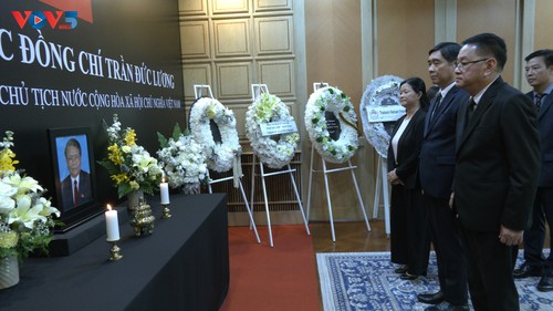 รองนายกรัฐมนตรีไทยไว้อาลัยอดีตประธานประเทศ เจิ่นดึ๊กเลือง - ảnh 1