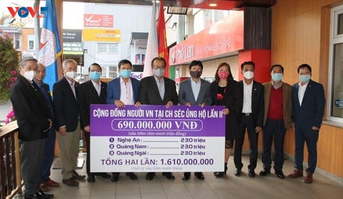 Verband der Vietnamesen in Tschechien spendet für die von Fluten betroffenen Menschen in Zentralvietnam - ảnh 1