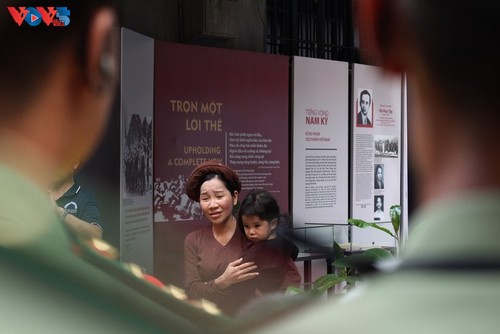 Ausstellung zur Ehrung der gefallenen Soldaten im Hoa Lo-Gefängnis - ảnh 11