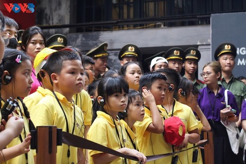 Ausstellung zur Ehrung der gefallenen Soldaten im Hoa Lo-Gefängnis - ảnh 13