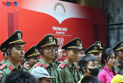 Ausstellung zur Ehrung der gefallenen Soldaten im Hoa Lo-Gefängnis - ảnh 14