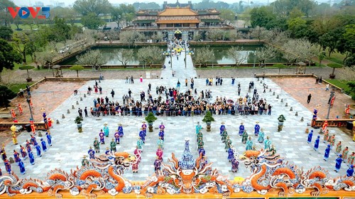 Hofzeremoniell im Königspalast der Stadt Hue zur Begrüßung des neuen Jahres 2025 wiederbelebt - ảnh 1