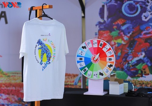 Austellung „Zeitalter von Plastik” bringt Botschaft über den Umweltschutz - ảnh 15