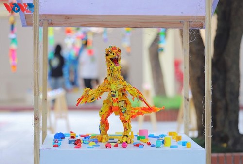 Austellung „Zeitalter von Plastik” bringt Botschaft über den Umweltschutz - ảnh 8