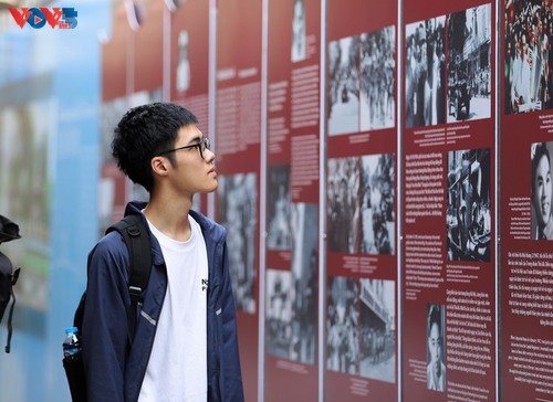 Ausstellung „Echo des unsterblichen triumphalen Liedes” in Hanoi - ảnh 14