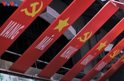 Ausstellung „Echo des unsterblichen triumphalen Liedes” in Hanoi - ảnh 4