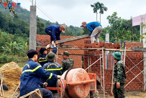 Kampagne zu Bau und Reparatur von Häusern hilft Flutopfern in Quang Ngai bei Stabilisierung von Wohnräumen - ảnh 1