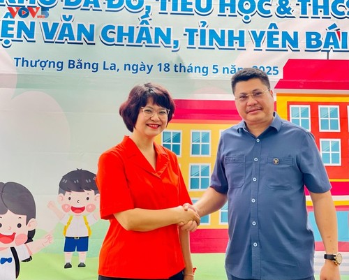 วางศิลาฤกษ์โรงเรียน ด๊าด๋อ-ย่นระยะทางไปโรงเรียนให้เด็กในพื้นที่เขตเขา - ảnh 2