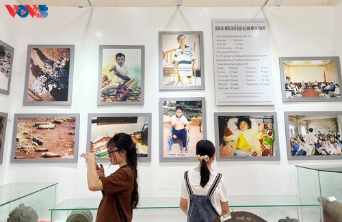 นิทรรศการ “เส้นขนานที่ 17 และความปรารถนาแห่งการรวมประเทศเป็นเอกภาพ” - ảnh 13