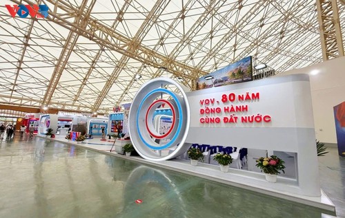 สถานีวิทยุเวียดนามกับ 80 ปีแห่งการเดินพร้อมกับประเทศ - ảnh 3