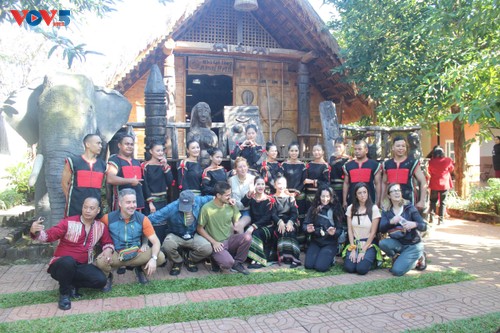 ການ​ທ່ອງ​ທ່ຽວ​ ​ພາກ​ກາງ​ຕອນ​ໃຕ້ - ໄຕ​ງວຽນ​ ເຊື່ອມ​ຕໍ່​ກັນ​ເພື່ອ​ບືນ​ຕົວ​ຂຶ້ນ - ảnh 2