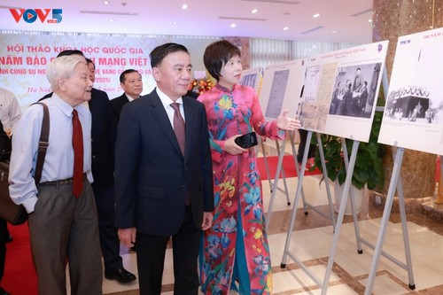 Colloque “100 ans de presse révolutionnaire vietnamienne au service de la cause glorieuse du Parti et de la nation” - ảnh 2