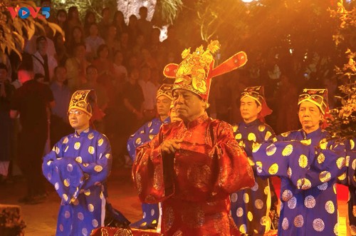Visite nocturne de la pagode Trân Vu: un nouveau produit touristique culturel à Hanoi - ảnh 2
