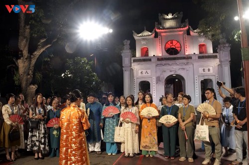 Visite nocturne de la pagode Trân Vu: un nouveau produit touristique culturel à Hanoi - ảnh 3
