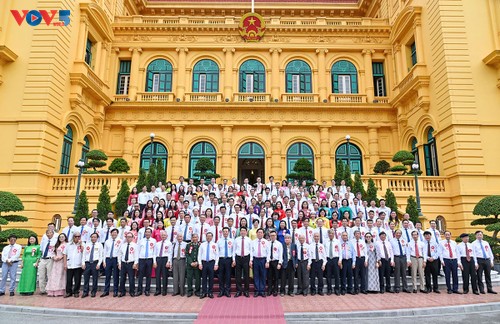 Luong Cuong rencontre des journalistes exemplaires - ảnh 3