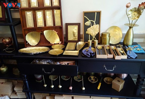 Nguyên Duc Anh, le jeune artisan qui donne vie aux bijoux en bronze - ảnh 2