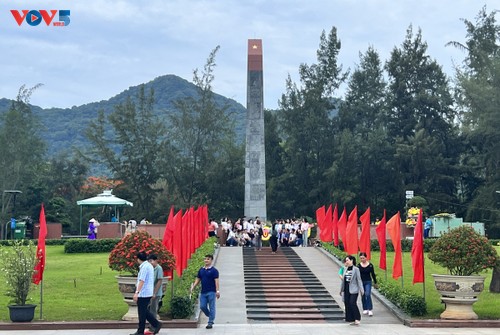 Côn Dao en Juillet: Hommage aux héros sacrifiés pour la Patrie - ảnh 1