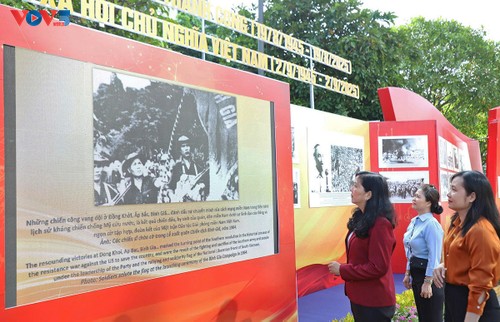 Coup d’envoi de l’exposition de photos célébrant le 80ᵉ anniversaire de la Révolution d’Août et de la Fête nationale - ảnh 2
