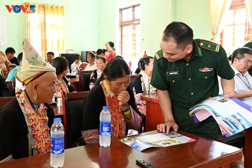 Dans les villages frontaliers, les soldats apportent le numérique jusque dans chaque foyer - ảnh 2