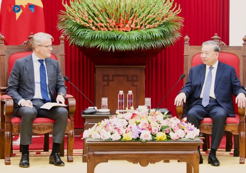 Le secrétaire général Tô Lâm reçoit Vincent Clerc, directeur général du groupe A.P. Moller – Maersk - ảnh 1