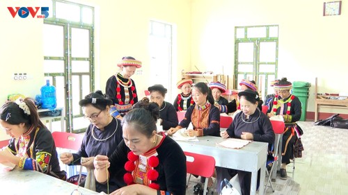 Triêu Thi Chung, la gardienne de la broderie traditionnelle des Dao rouges à Thai Nguyên - ảnh 3