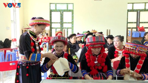 Triêu Thi Chung, la gardienne de la broderie traditionnelle des Dao rouges à Thai Nguyên - ảnh 4