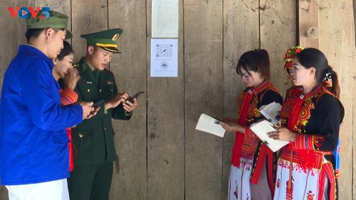 Les «enseignants du numérique» en uniforme vert à Phong Thô - ảnh 1