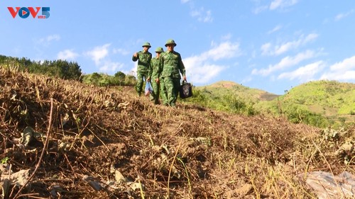Les «enseignants du numérique» en uniforme vert à Phong Thô - ảnh 3