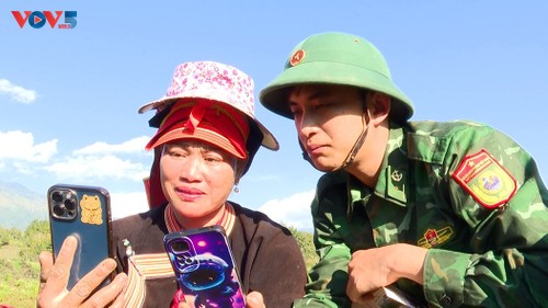 Les «enseignants du numérique» en uniforme vert à Phong Thô - ảnh 4