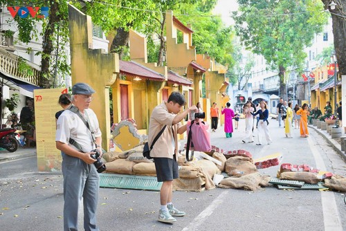 Tìm lại “Ký ức Hà Nội - 70 năm” trên phố bích họa Phùng Hưng - ảnh 5