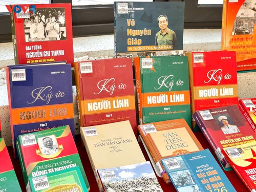 Trưng bày chuyên đề “Quân đội nhân dân Việt Nam – 80 năm tự hào truyền thống anh hùng” - ảnh 6