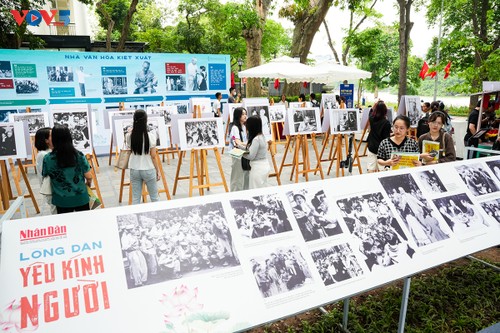 Hàng trăm tư liệu quý về Chủ tịch Hồ Chí Minh được trưng bày tại triển lãm ảnh “Rạng rỡ bên Người” - ảnh 2