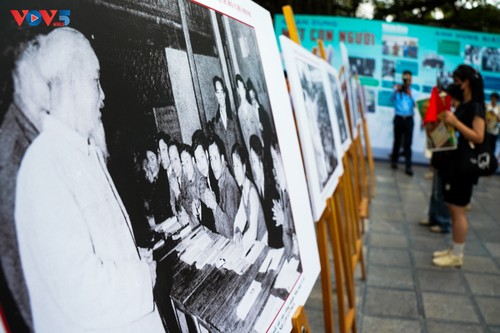 Hàng trăm tư liệu quý về Chủ tịch Hồ Chí Minh được trưng bày tại triển lãm ảnh “Rạng rỡ bên Người” - ảnh 3