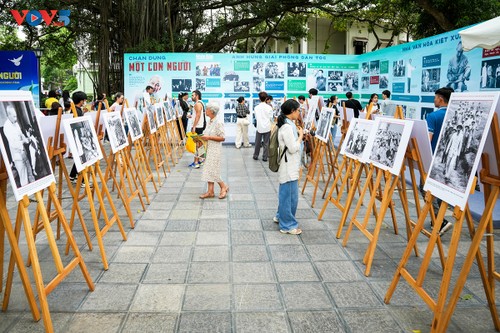 Hàng trăm tư liệu quý về Chủ tịch Hồ Chí Minh được trưng bày tại triển lãm ảnh “Rạng rỡ bên Người” - ảnh 11