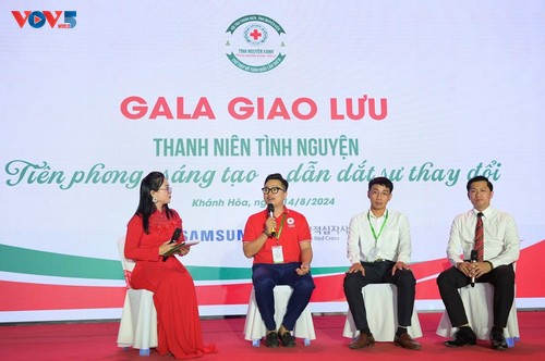 Soirée de gala dans le cadre du sixième camp national de jeunes et de volontaires de la Croix-Rouge - ảnh 1